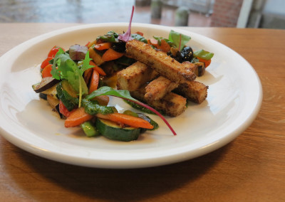 Neue Heimat Gemuesepfanne-mit-Tofu-und-Korianderdip