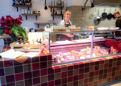 Kaeseauswahl-am-Fischmarkt-in-der-Neuen-Heimat