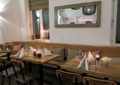 Neue-Heimat-Hamburg-am-Fischmarkt-Tische-und-Spiegel