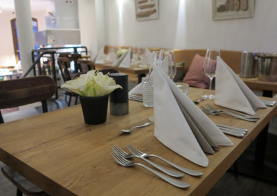 Neue-Heimat-Hamburg-am-Fischmarkt-gedeckter-Tisch