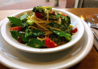 Neue Heimat Spaghetti-mit-gruenem-Gemuese-in-einer-Cocos-Chili-Ingwersauce